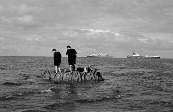 Menschen auf einem Felsen im Meer, ein Foto von Julia Baier 2008