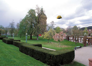 Fliegendes Zelt von J&uuml;rgen Heinert &uuml;ber einem Park